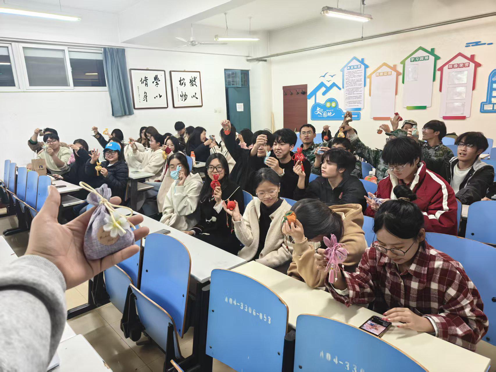 ​伟德源自英国始于1946举办“手作香囊，漫享时光”活动